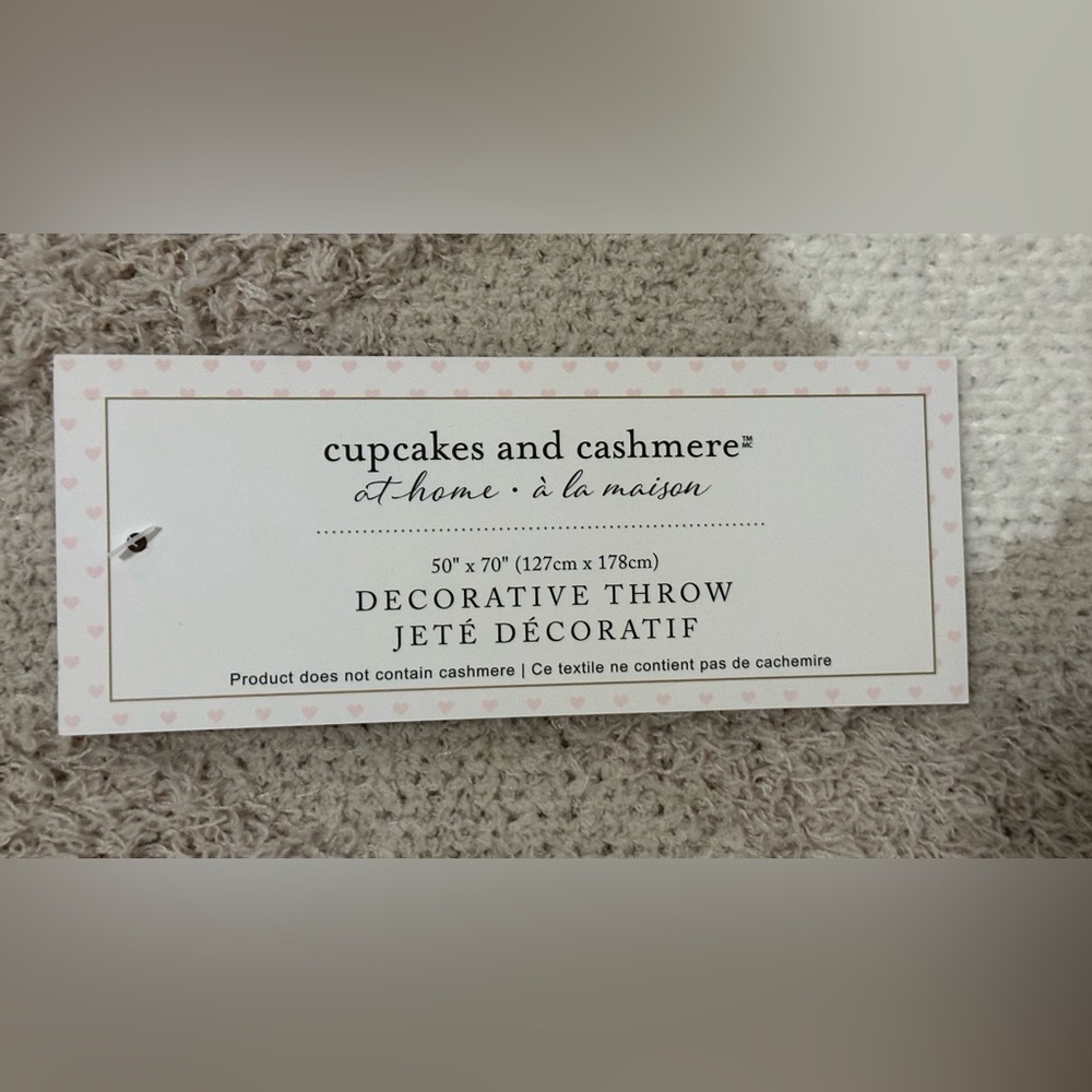 ✨NWT✨ Cupcakes & Cashmere: Decorative Throw - Picture 4 of 5